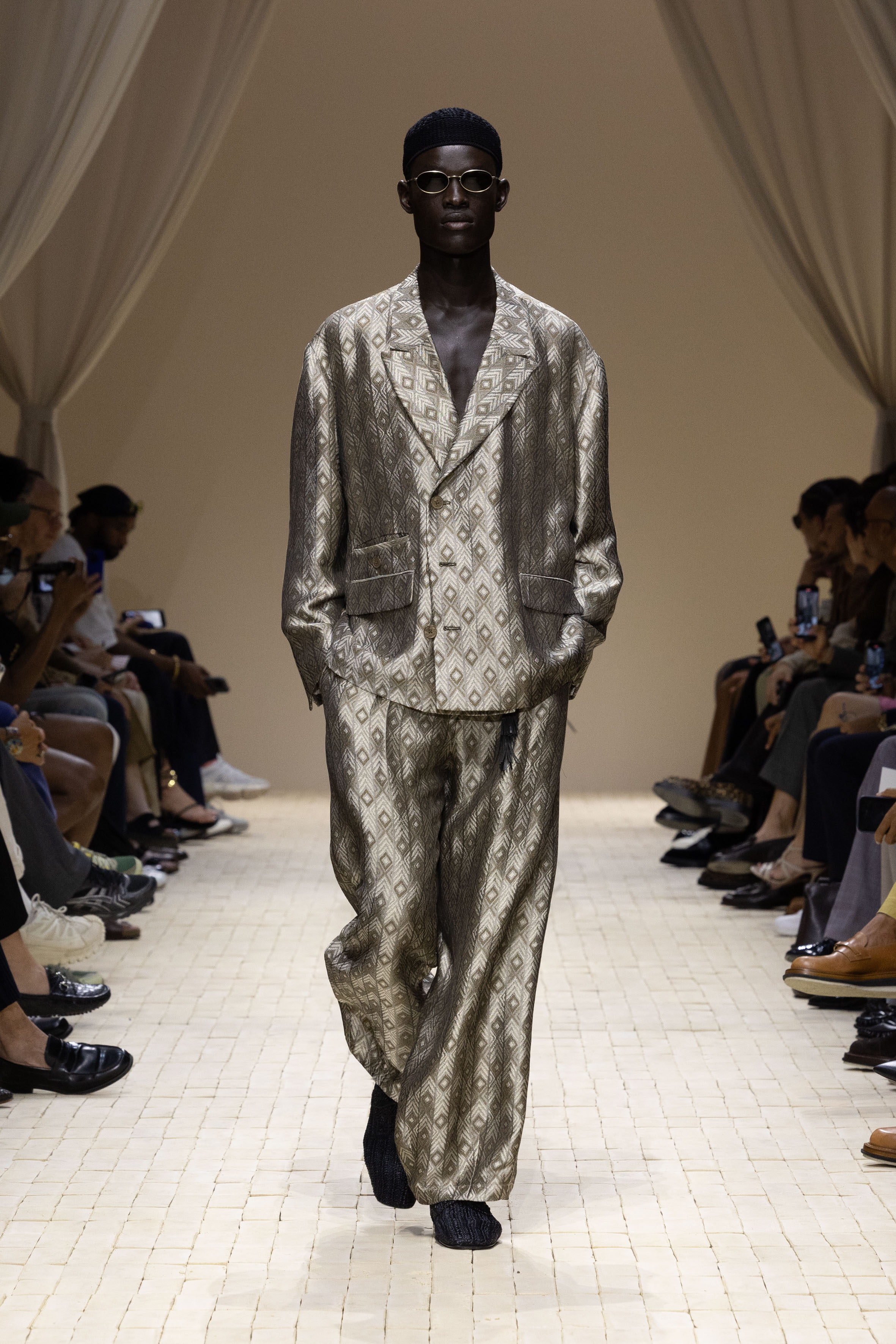 Modelo desfila look da coleção de verão 2026 da Emporio Armani durante a semana de moda de Milão. 