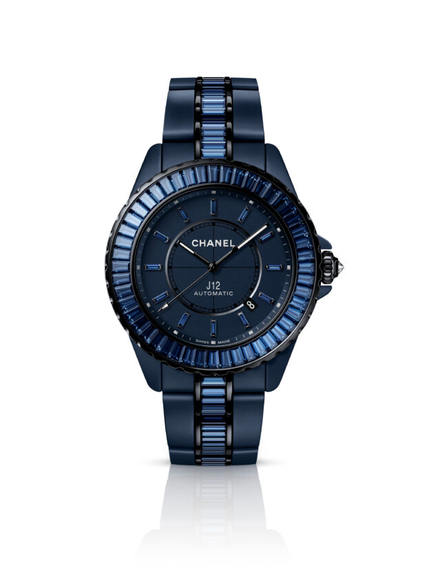 Relógio J12 da Chanel em coloração azul e pedras de safira na caixa.