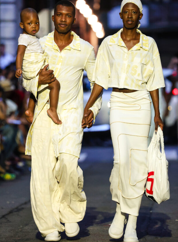 Família desfila coleção de verão 2025 da Telfar, em Nova York