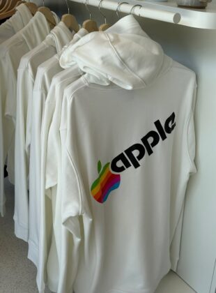 apple lança cápsula de roupas de merchandising