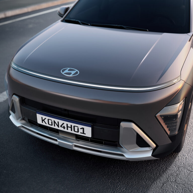 10 Hyundai Kona Signature FrontGrilleDetail DRL GrayPRL