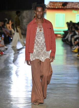 Modelo desfila coleção de estreia da Casa Paganini, de Guilherme Paganini, na Casa de Criadores 56.