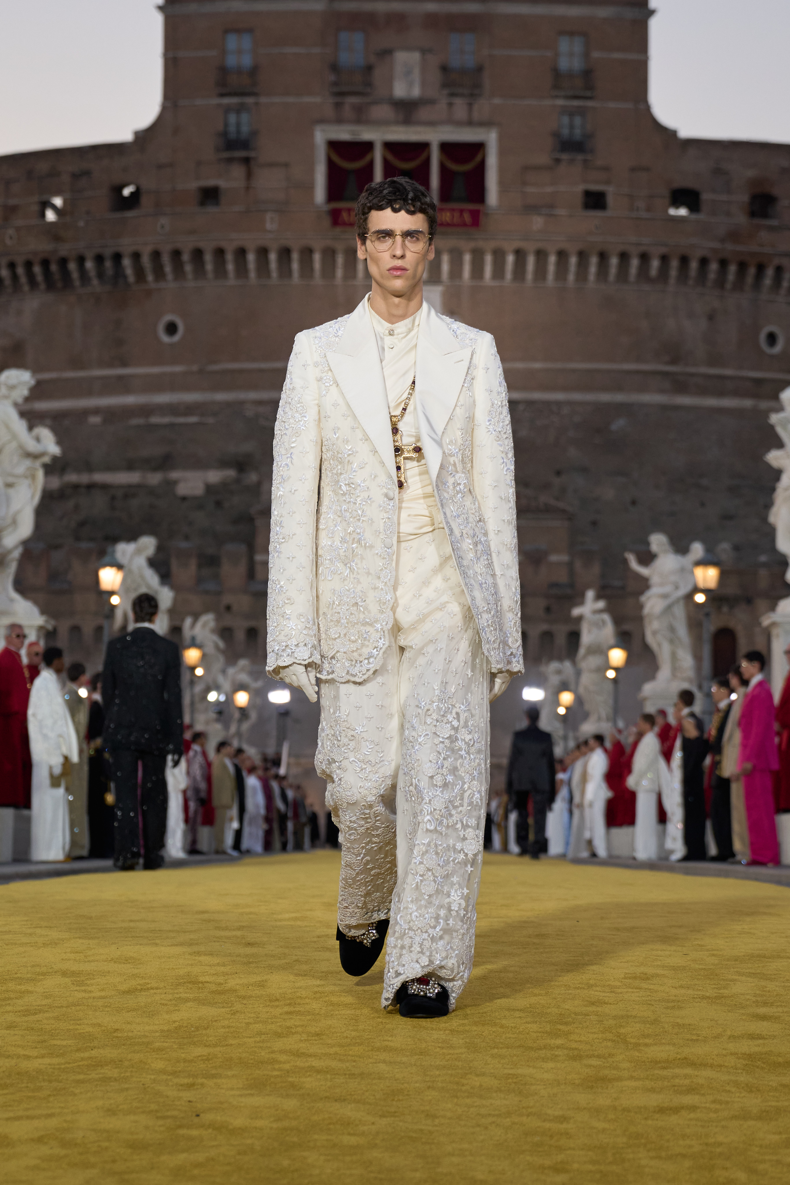 Modelo desfila coleção de alta sartoria 2025 da Dolce & Gabbana