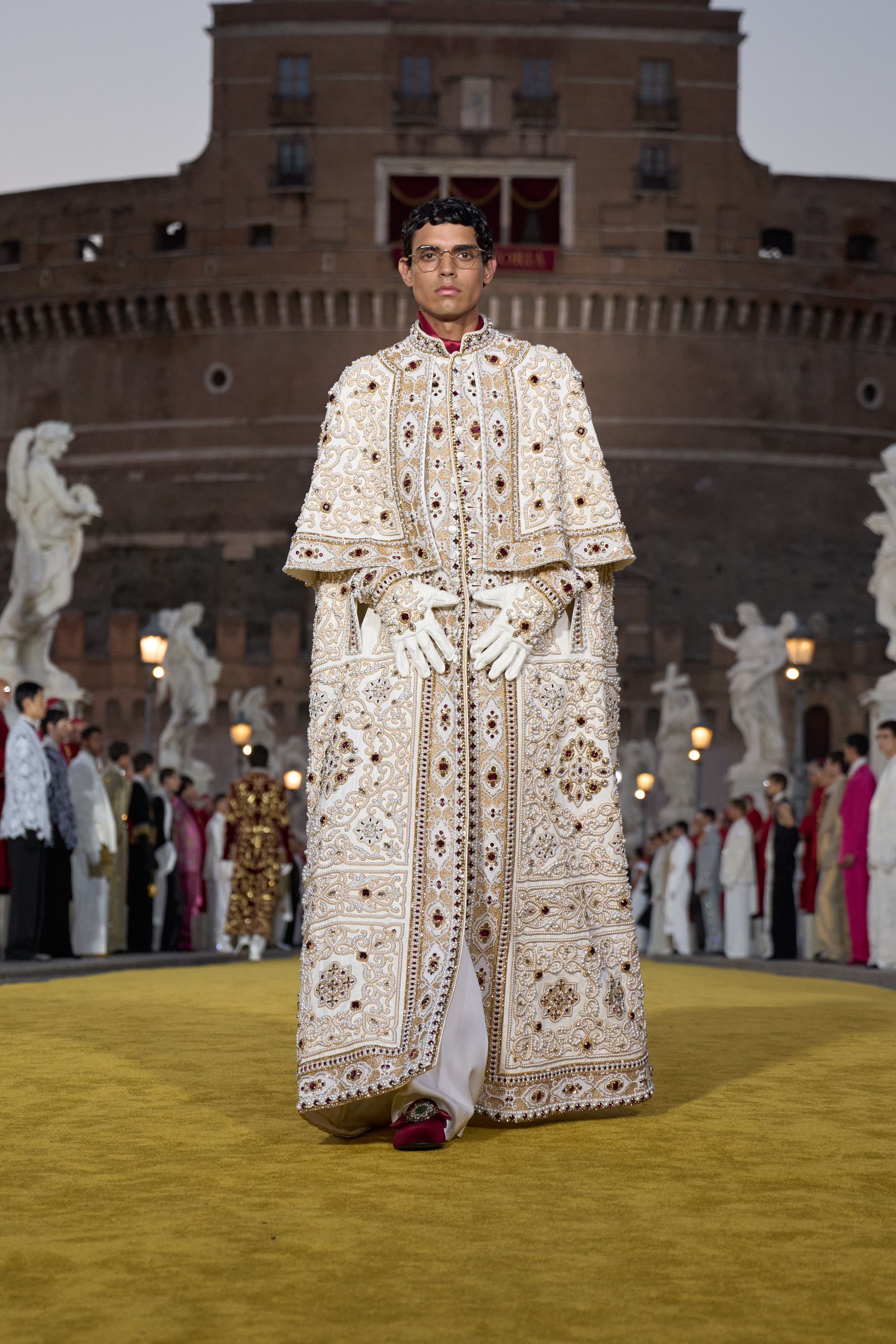 Modelo desfila coleção de alta sartoria 2025 da Dolce & Gabbana