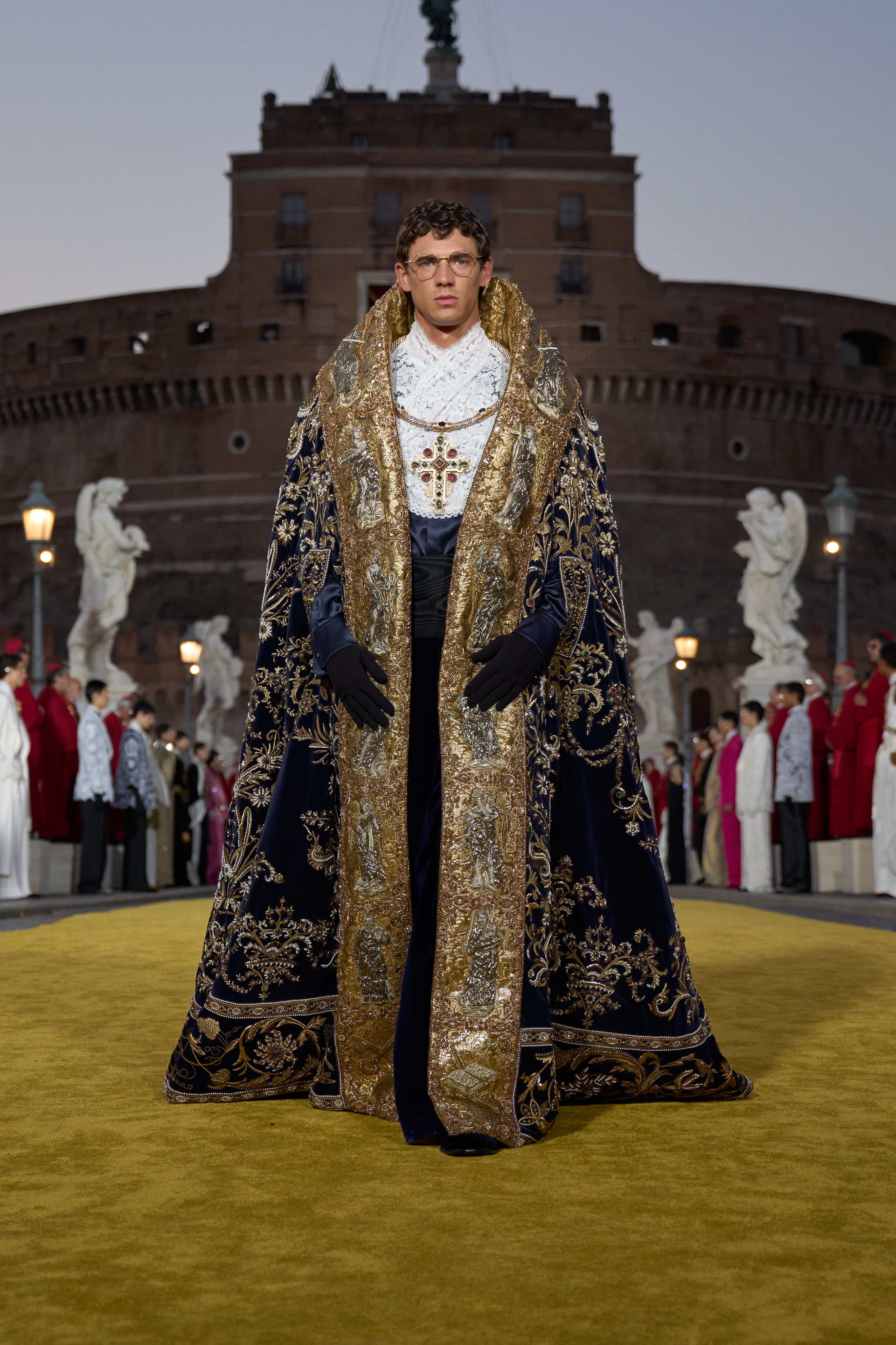 Modelo desfila coleção de alta sartoria 2025 da Dolce & Gabbana 