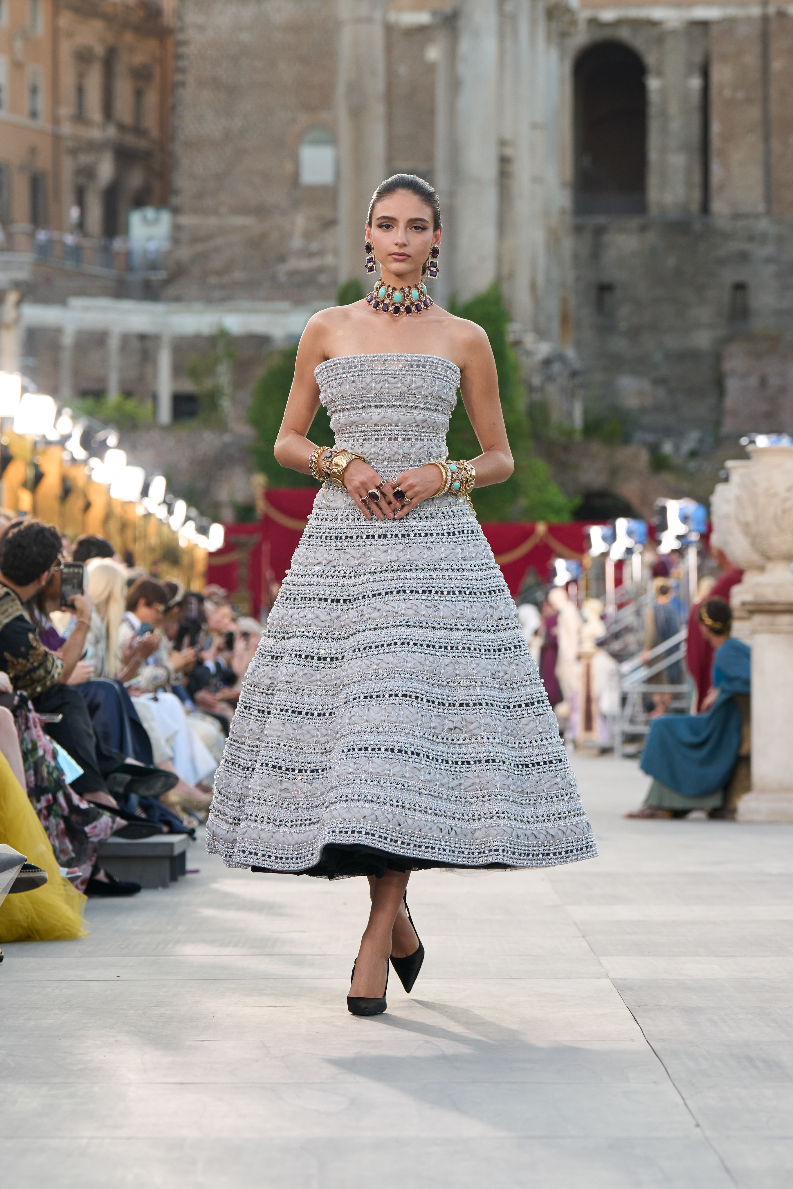 Modelo desfila coleção de alta moda 2025 da Dolce & Gabbana 