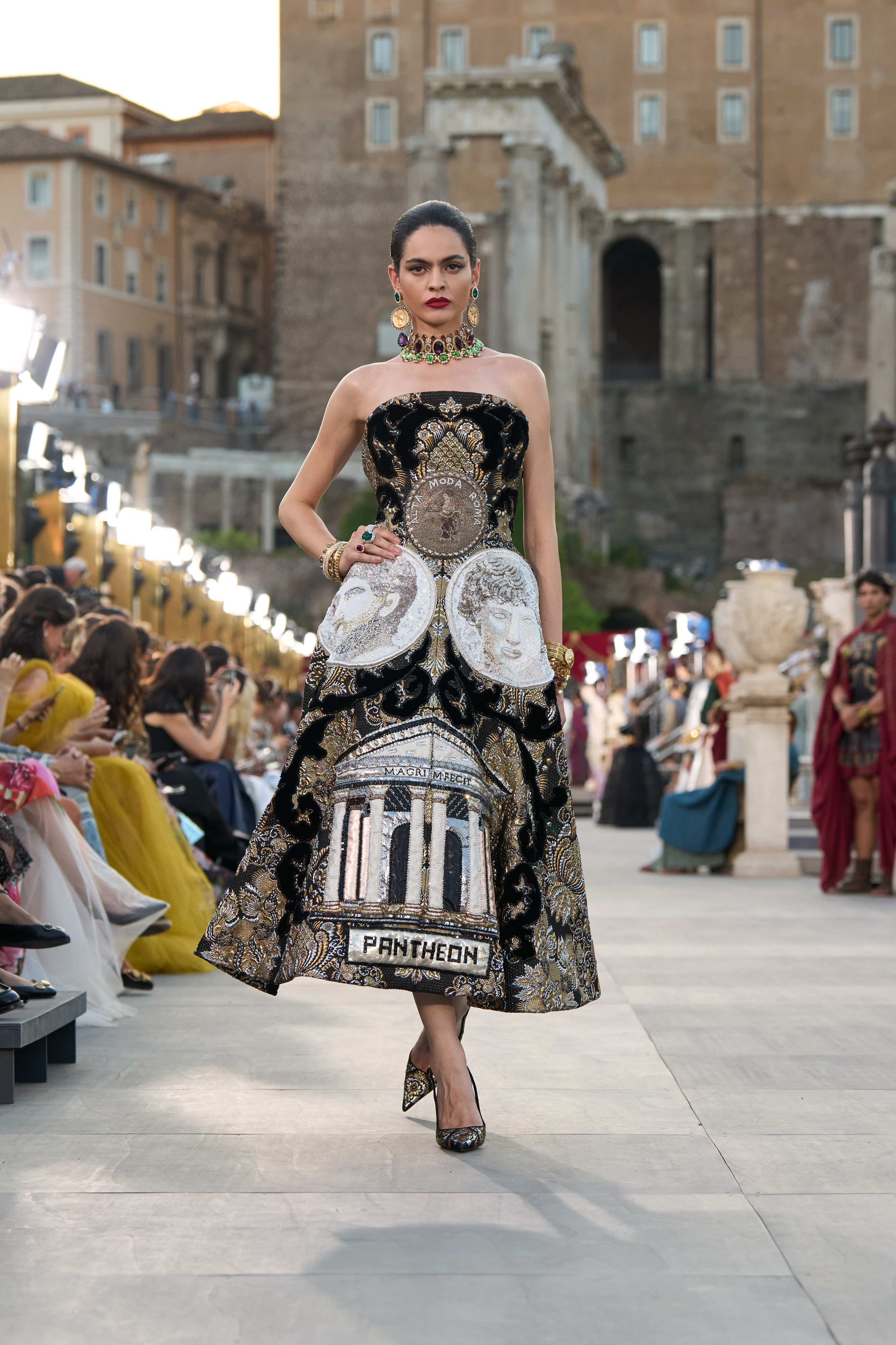 Modelo desfila coleção de alta moda 2025 da Dolce & Gabbana 