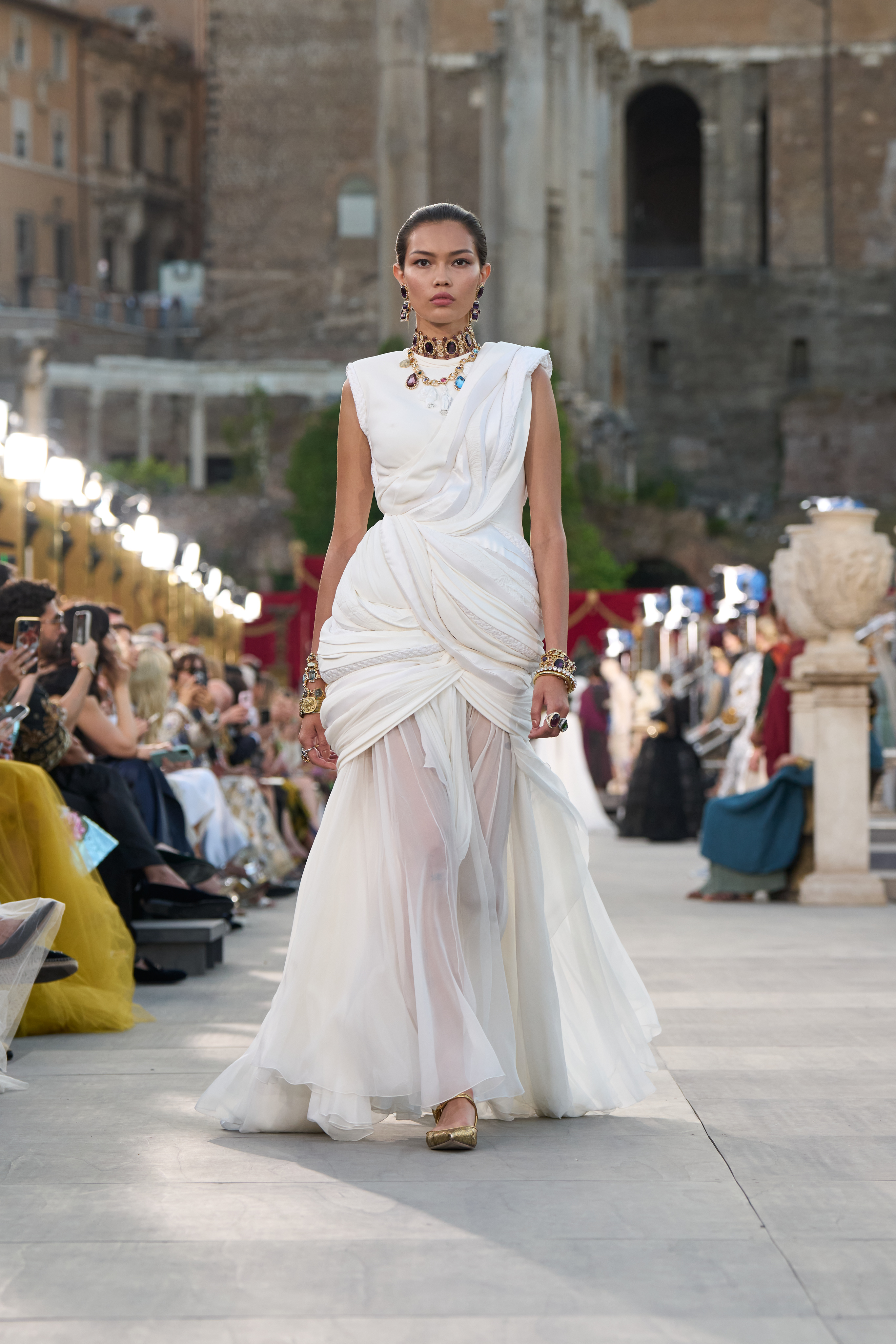 Modelo desfila coleção de alta moda 2025 da Dolce & Gabbana 