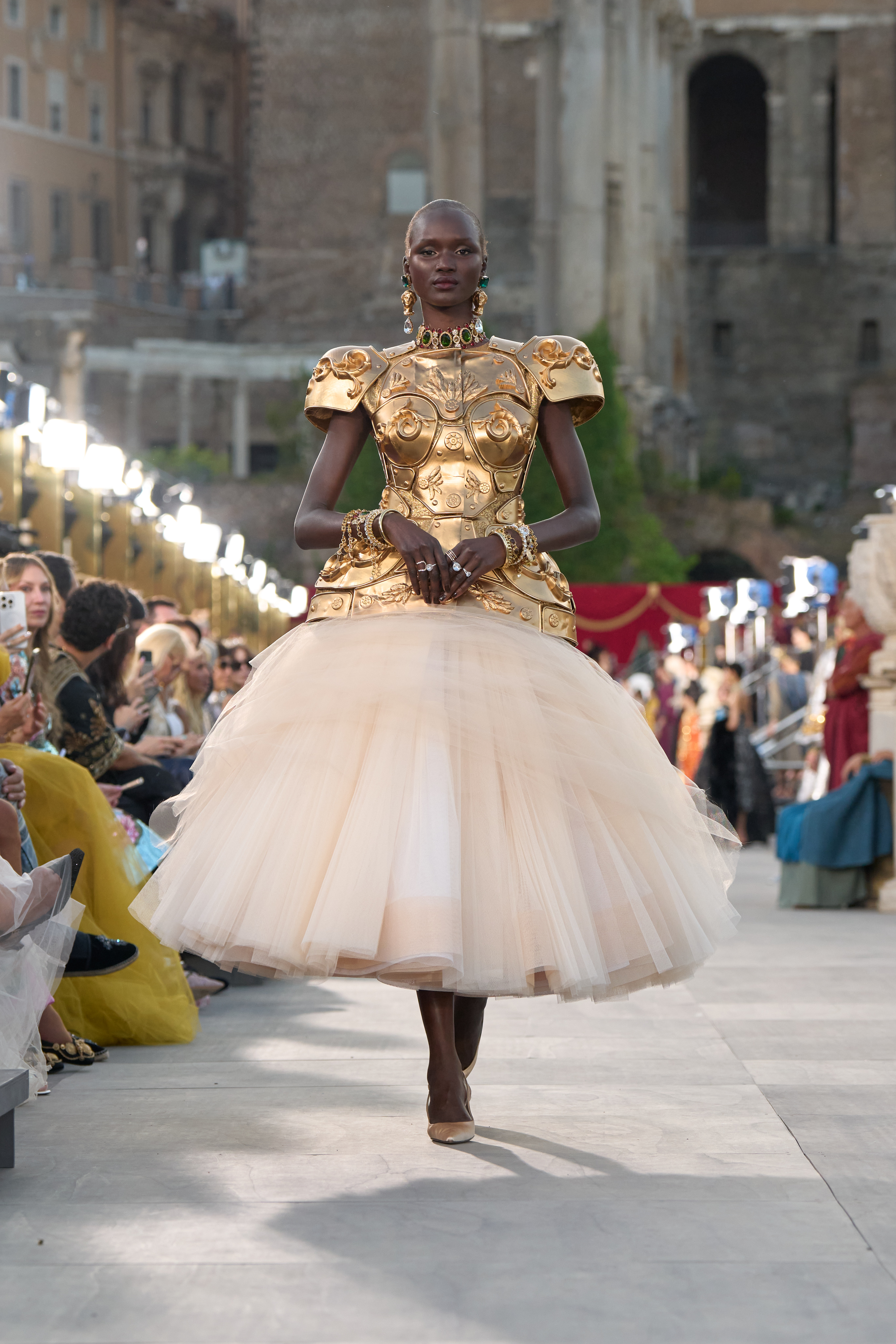 Modelo desfila coleção de alta moda 2025 da Dolce & Gabbana 