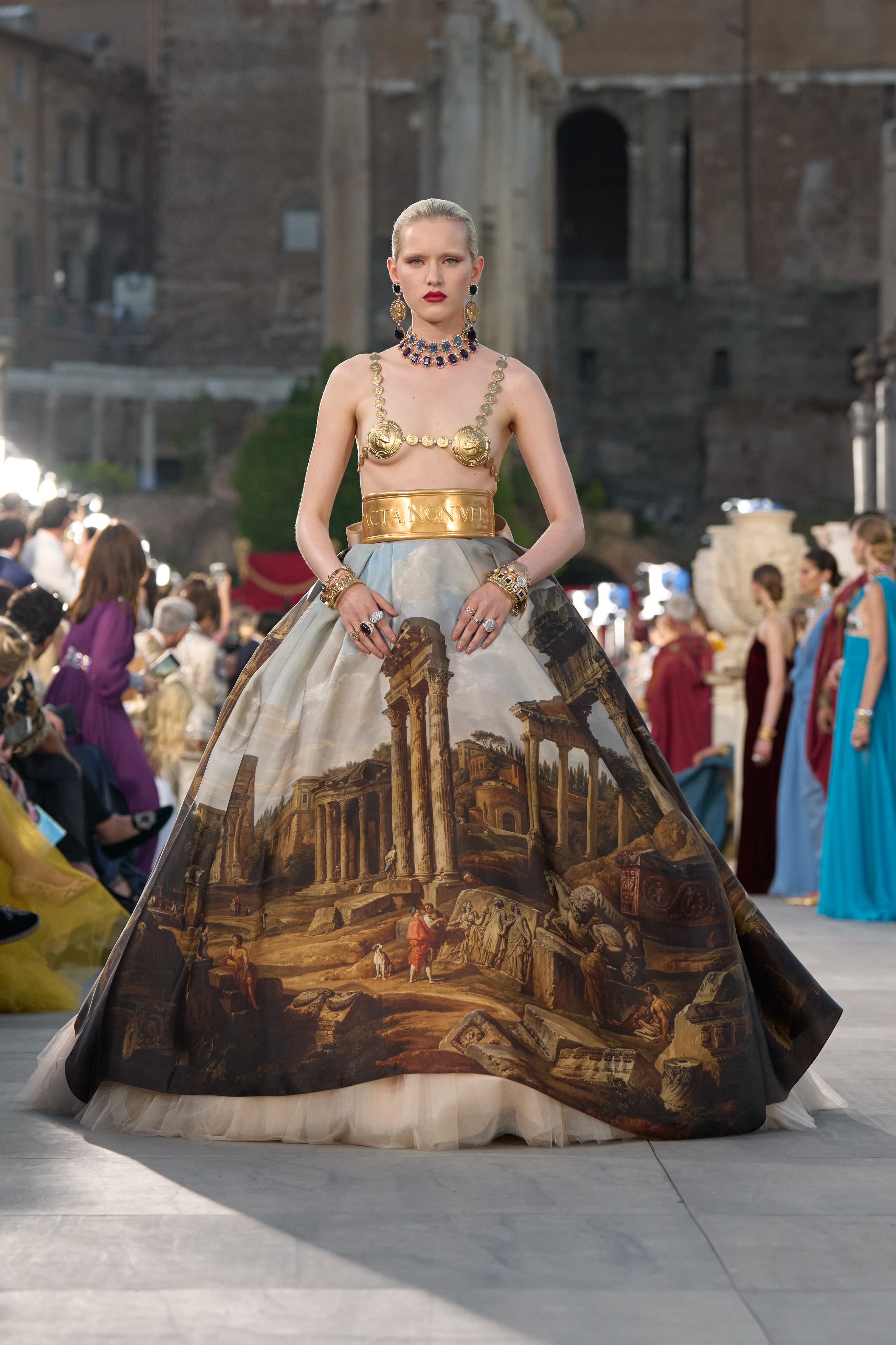 Modelo desfila coleção de alta moda 2025 da Dolce & Gabbana 
