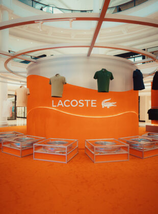 Novo espaço da Lacoste no shopping Pátio Higienópolis recebe a nova polo L.12.12 Light da marca. 