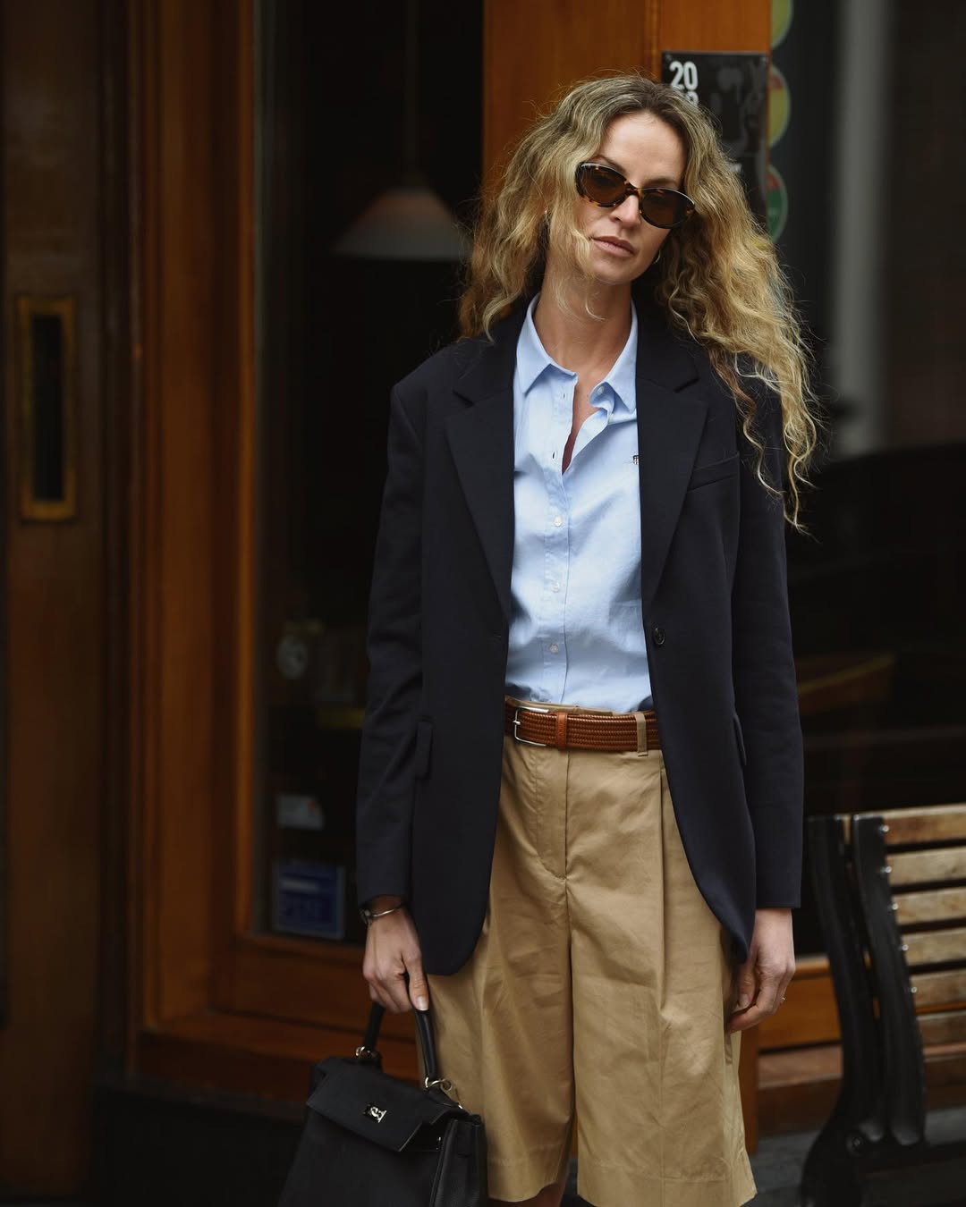 Como as fashionistas estão usando os looks com blazer preto nesta temporada SaveClip.App 472375902 18479245930046921 2496229197204699442 n
