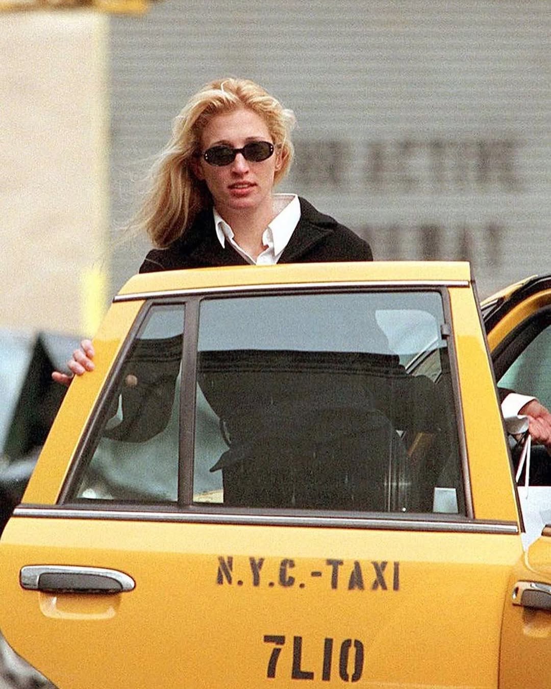Carolyn Bessette-Kennedy e o estilo que está conquistando as fashionistas o estilo de carolyn bessete-kennedy é a cara do minimalismo da moda dos anos 1990