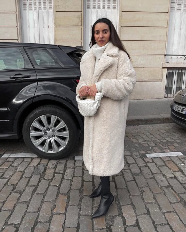 Os looks com casacos felpudos são os favoritos da vez
