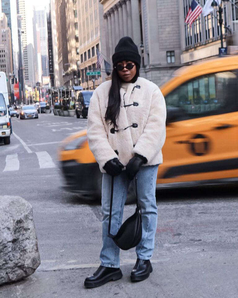 Os looks com casacos felpudos são os favoritos da vez