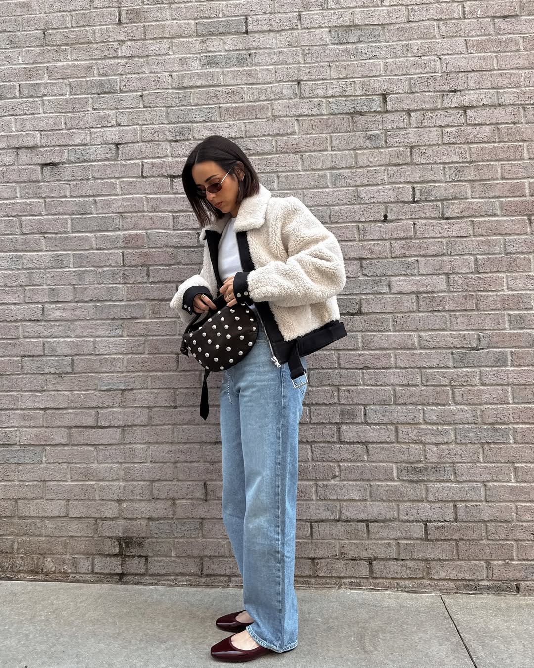 Os looks com casacos felpudos são os favoritos da vez