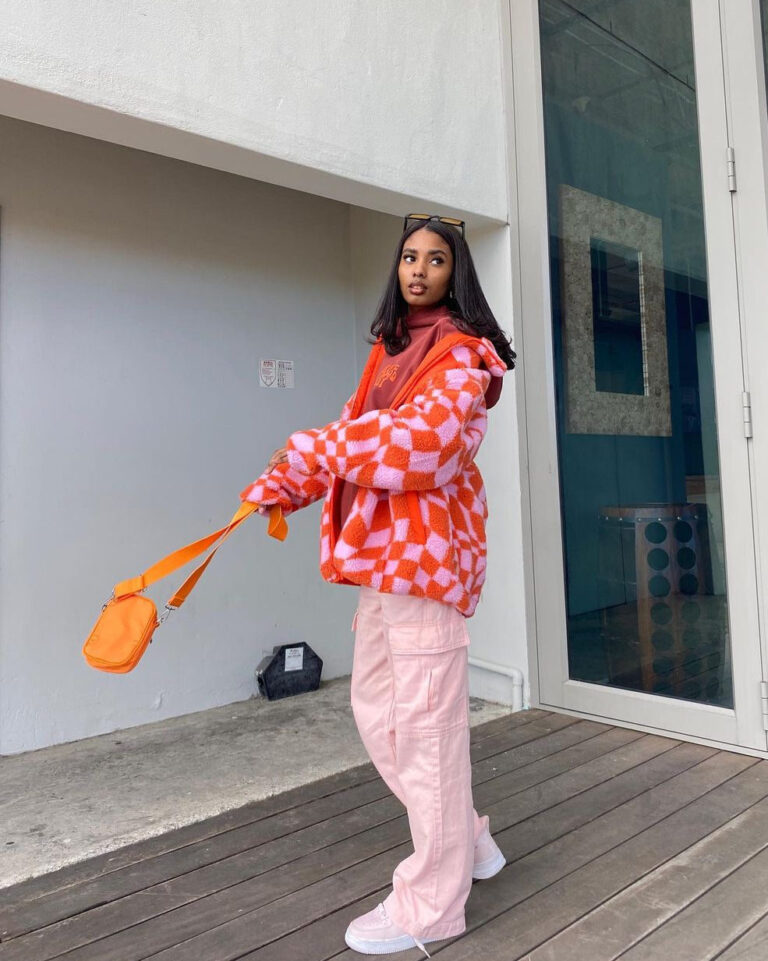 Os looks com casacos felpudos são os favoritos da vez