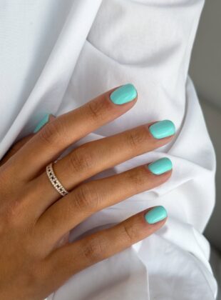 unhas azul turquesa