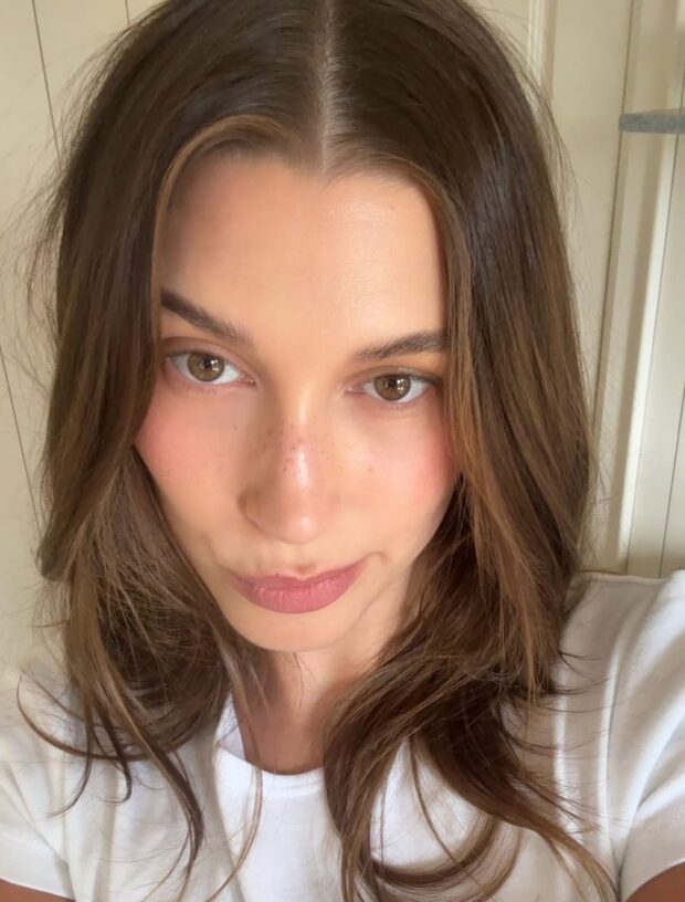9 truques de beleza da Hailey Bieber para o verão – e como copiar com produtos nacionais truques de beleza da Hailey Bieber