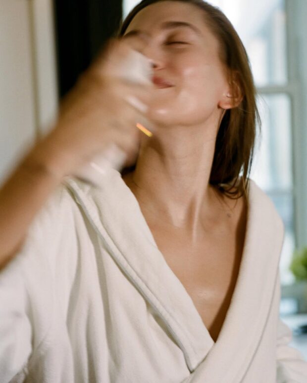 9 truques de beleza da Hailey Bieber para o verão – e como copiar com produtos nacionais truques de beleza da Hailey Bieber