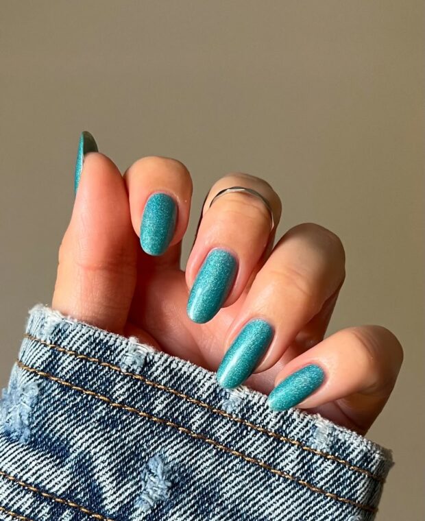 As unhas azul turquesa estão de volta e prometem ser a protagonista da temporada unhas azul turquesa