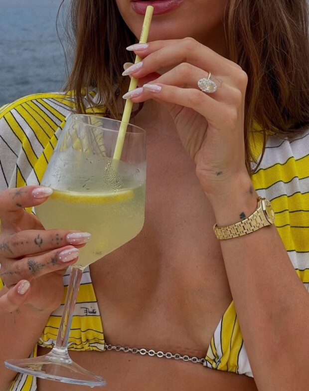 9 truques de beleza da Hailey Bieber para o verão – e como copiar com produtos nacionais truques de beleza da Hailey Bieber