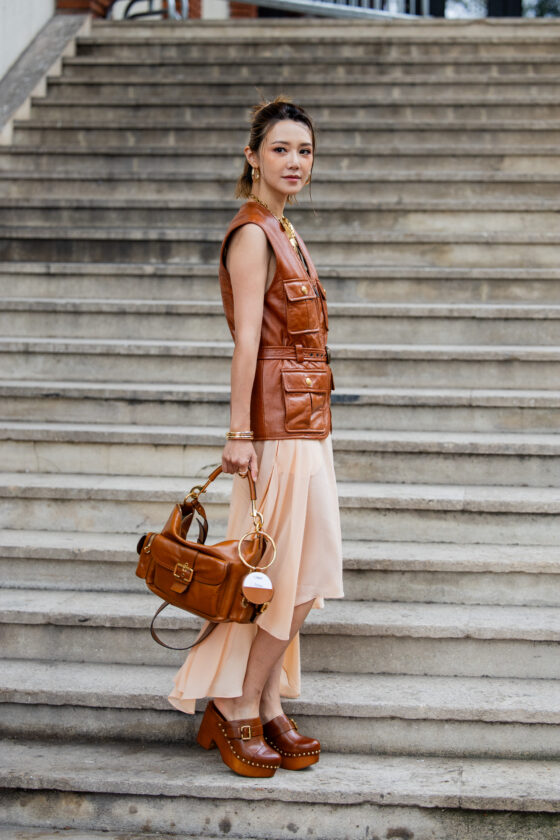 looks com clogs de couro 