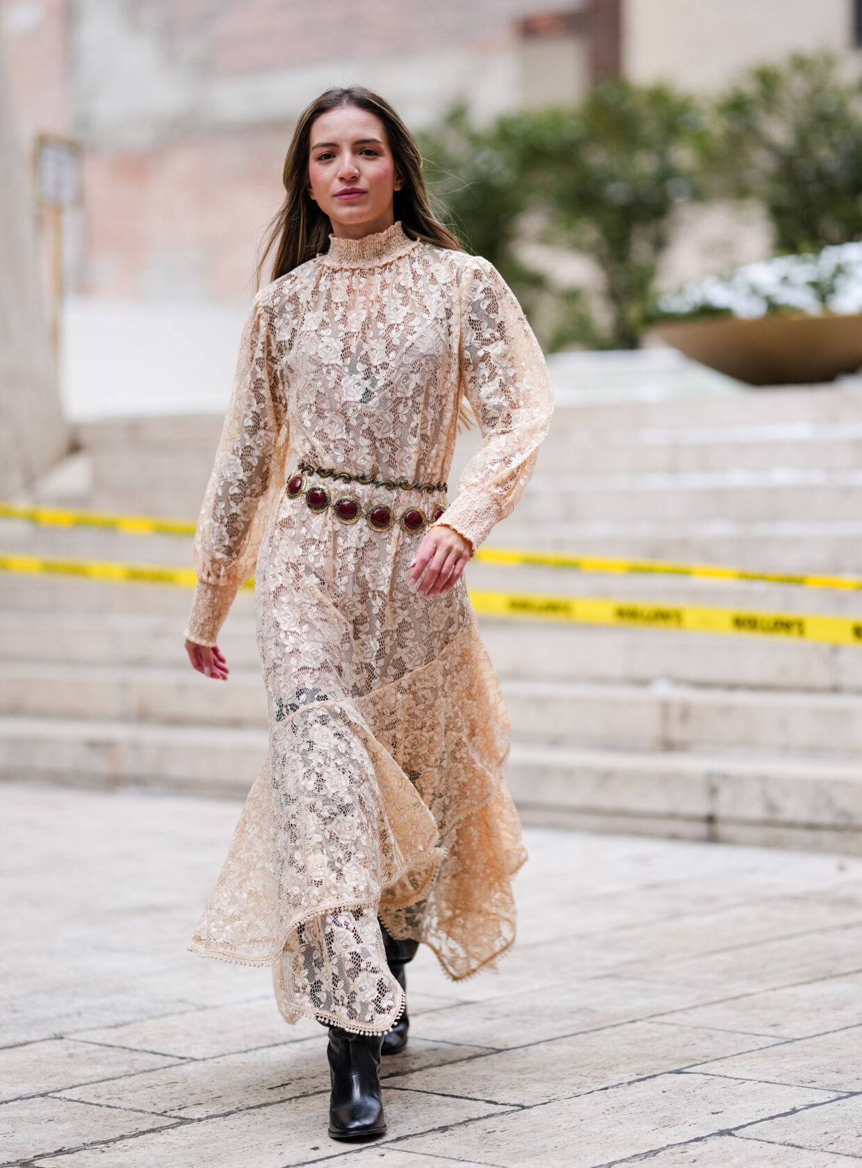 vestido de renda nos looks de street style