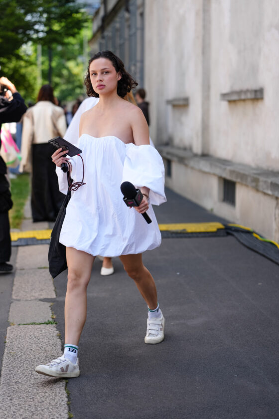 Os vestidos com tênis são a combinação perfeita da próxima temporada