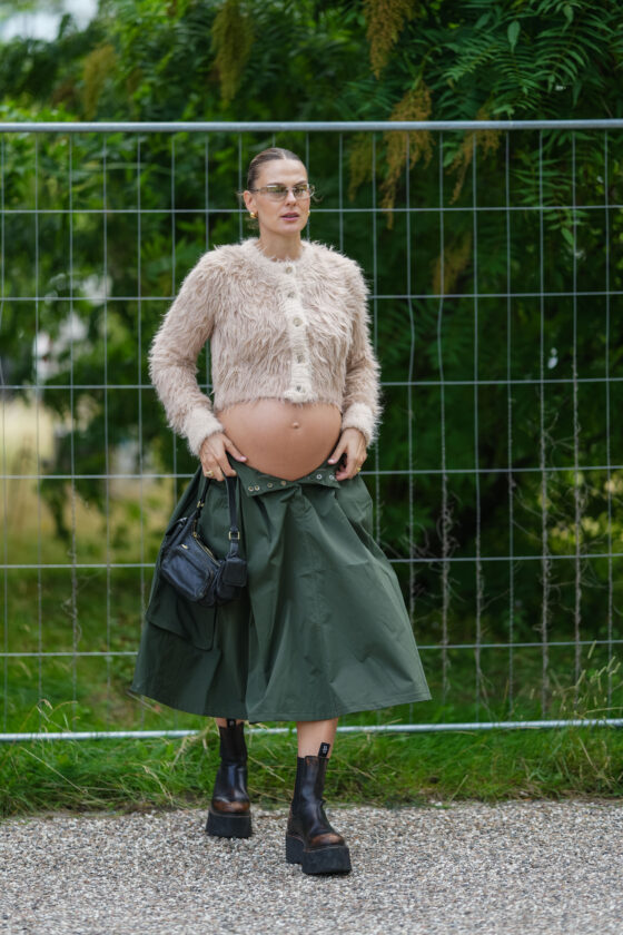5 looks de grávidas fashionistas no street style para você se inspirar looks de grávidas fashionistas no street style