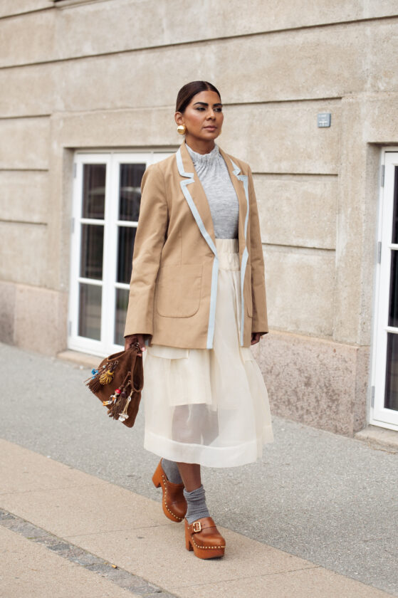 looks com clogs de couro 