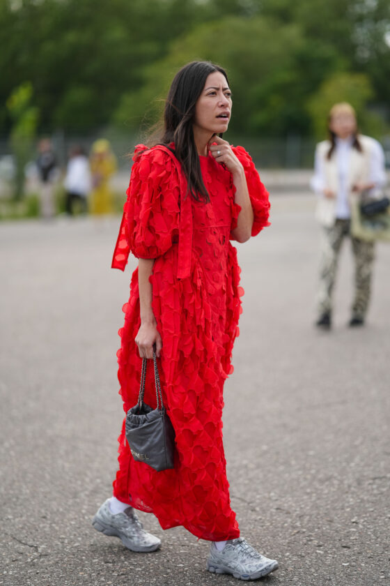 looks com vestidos com tênis