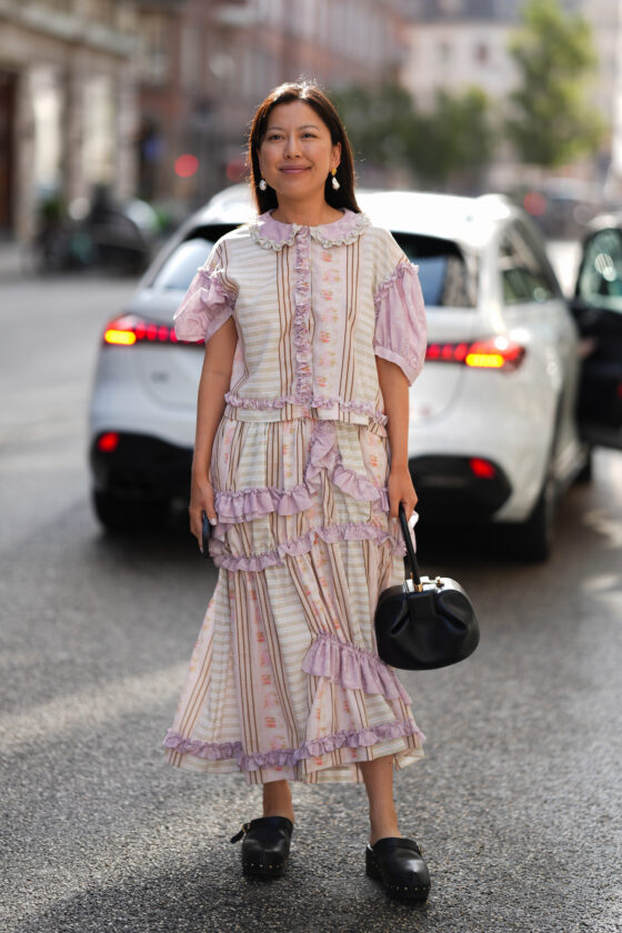 looks com clogs de couro 