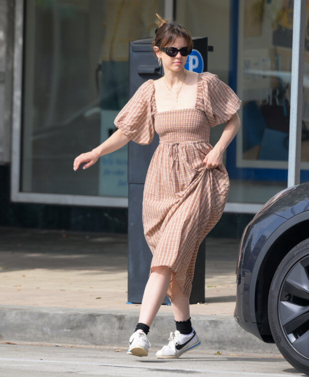 looks com vestidos com tênis