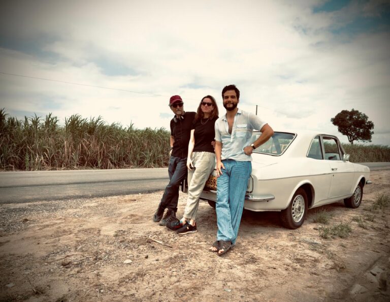 O Agente Secreto: como Rita Azevedo construiu o figurino do filme O Agente Secreto figurino Ellus e Oncafari KMF Emilie Lesclaux e Wagner Moura Credito Brent Travers