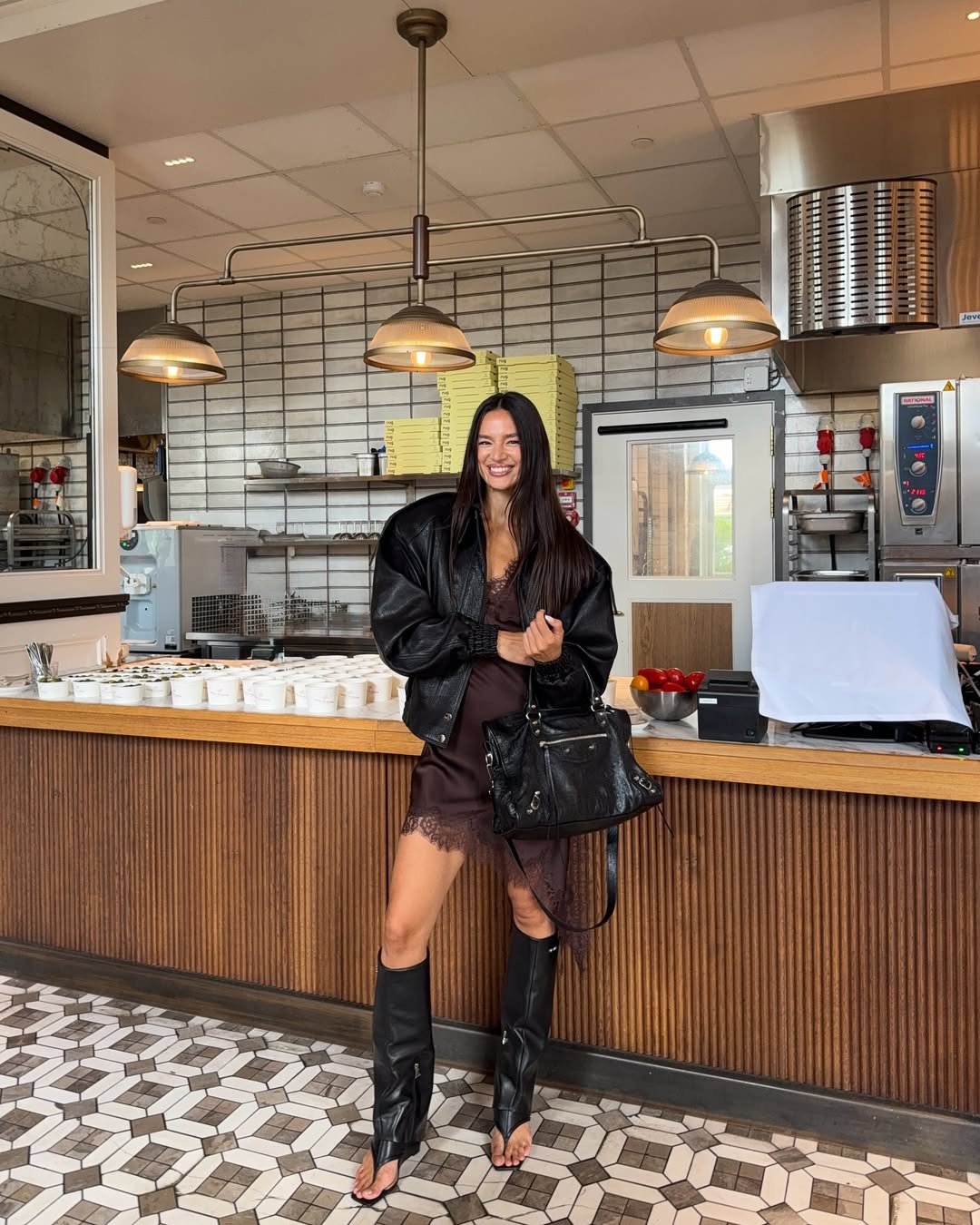 O vestido de cetim é o novo essencial das fashionistas looks com vestido de cetim