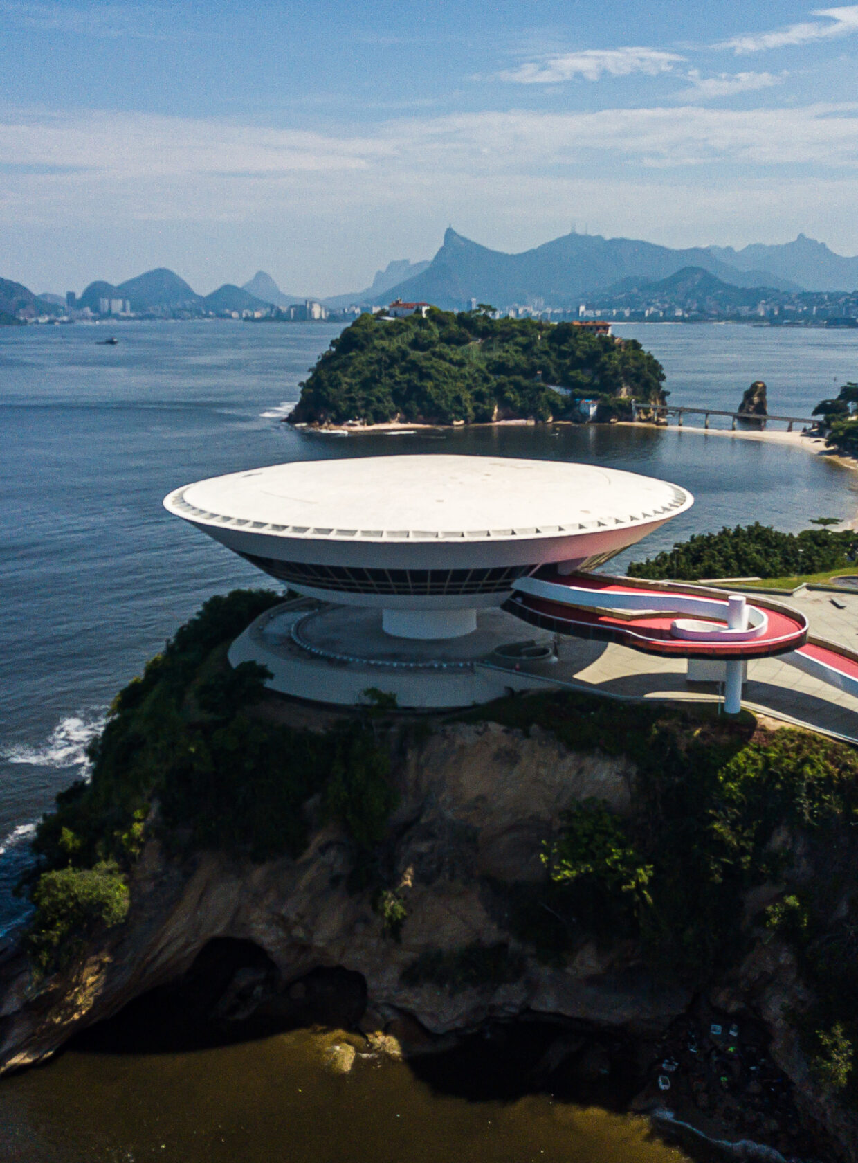 Design moderno e contemporâneo é tema de exposição no MAC Niterói.