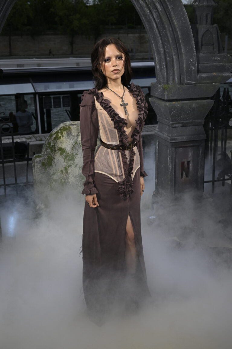 os looks de jenna ortega na divulgação de wandinha 02