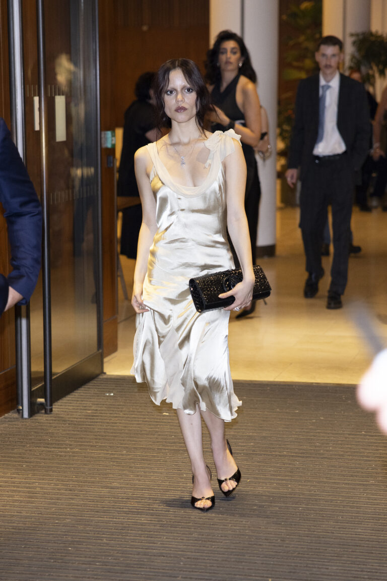 os looks de jenna ortega na divulgação de wandinha 02