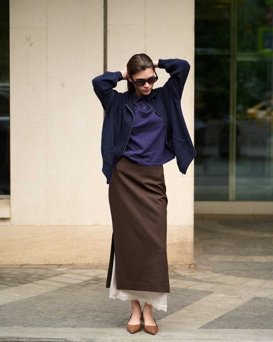 looks com saia midi marrom