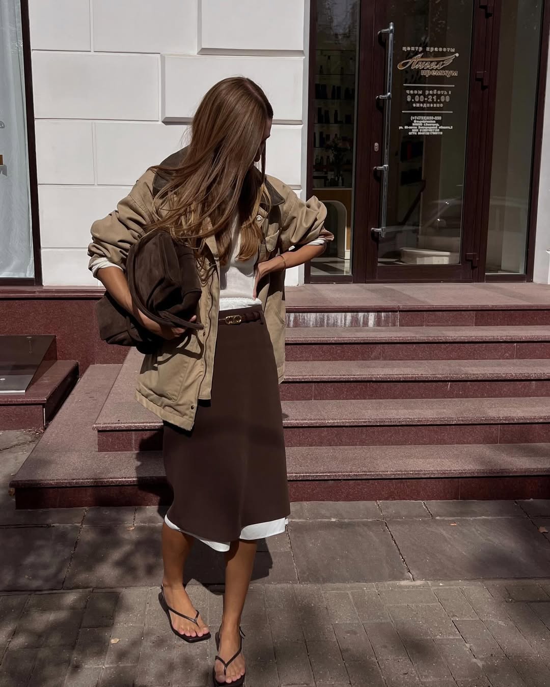 looks com saia midi marrom