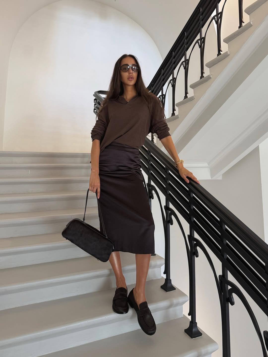 looks com saia midi marrom