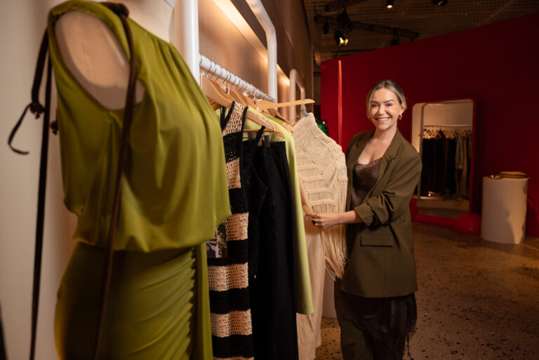 Muito .BR! Códigos brasileiros norteiam as novas tendências de moda da Renner n fotos por Ester Silverio de Oliveira 124023700 iOS