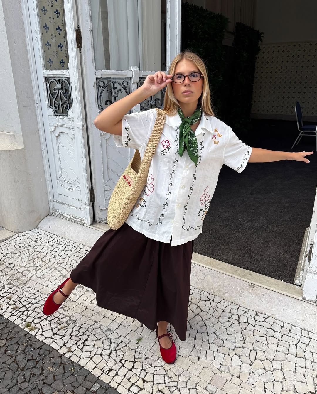 looks com saia midi marrom