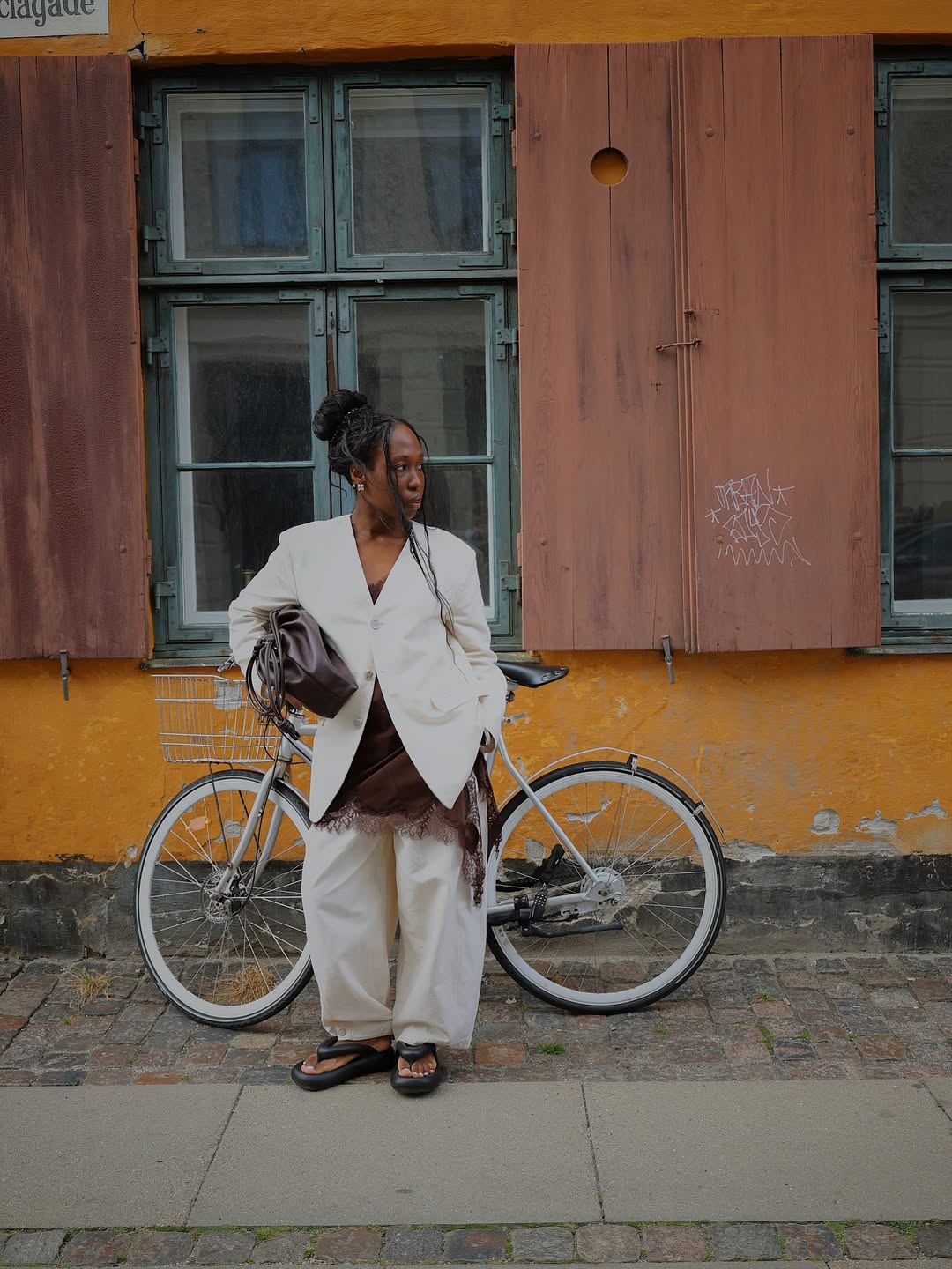 O vestido de cetim é o novo essencial das fashionistas looks com vestido de cetim