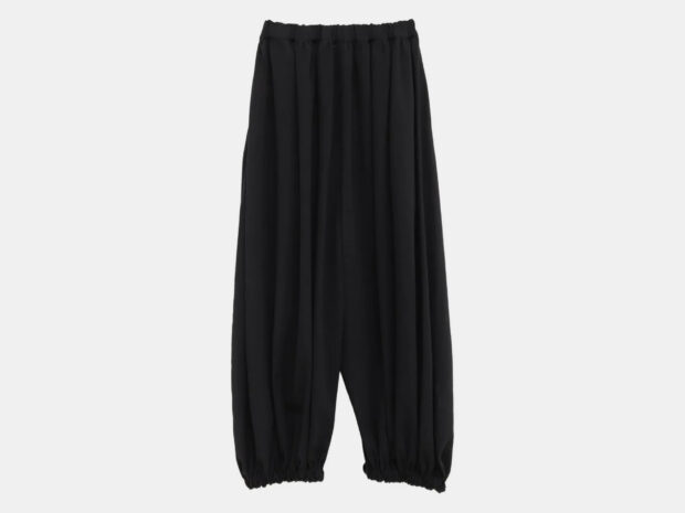 Calça aladim: 16 modelos para quem busca conforto cool Calca Aladim set25 Comme Des Garcons