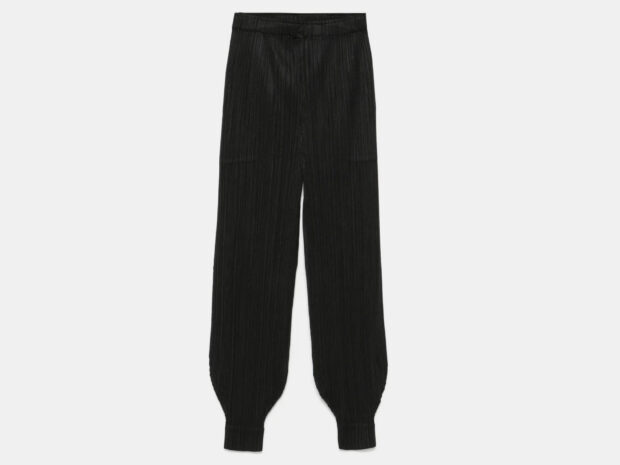 Calça aladim: 16 modelos para quem busca conforto cool Calca Aladim set25 Pleats Please Issey Miyake