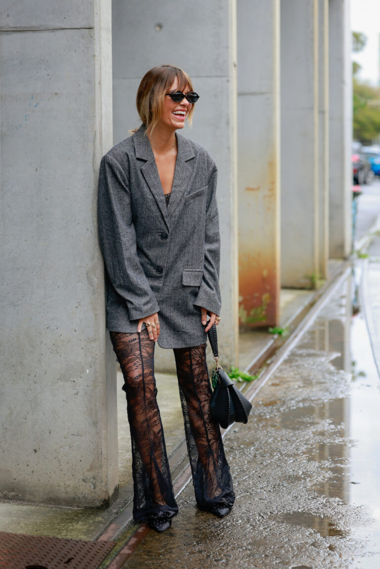 Calça de renda: 10 versões que estão bombando em 2025 Calca de renda 15set GettyImages 2215176807