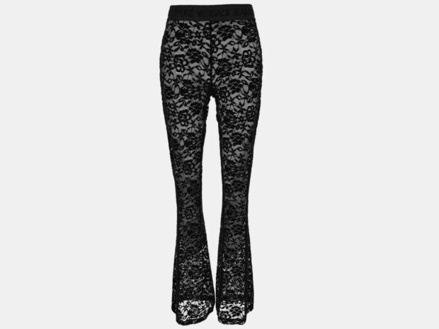 Calça de renda: 10 versões que estão bombando em 2025 Calca de renda 15set Versace Jeans Couture