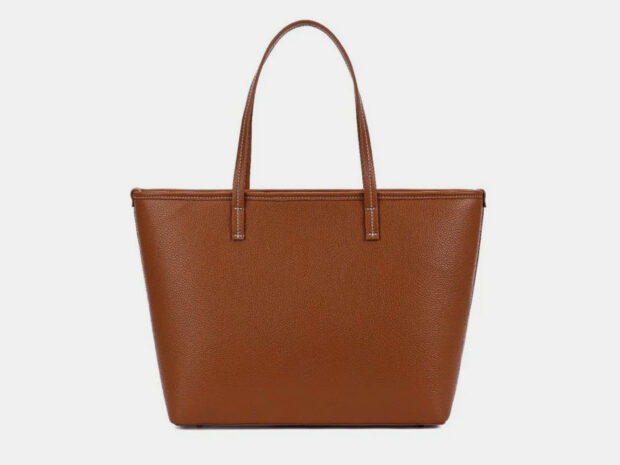 Capa de chuva: 5 looks estilosos para o trabalho Capa de chuva set23 Santa Lolla